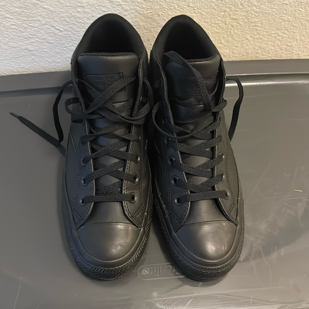 Converse leather material only worn once